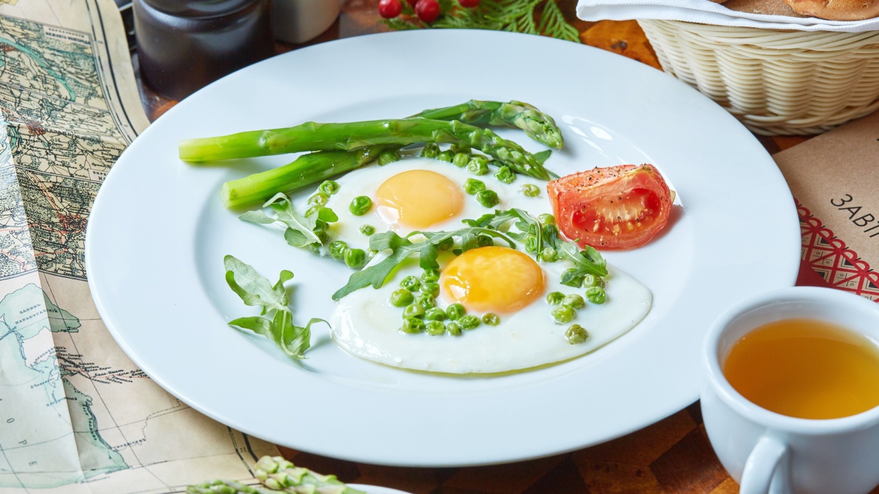 Яичница глазунья на завтрак с зеленым горошком и спаржей 