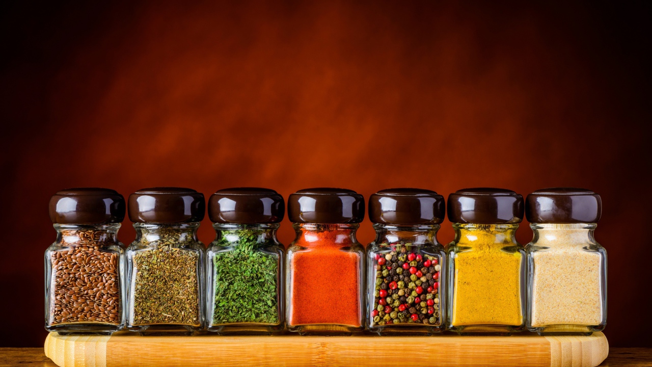 Стеклянные баночки со специями