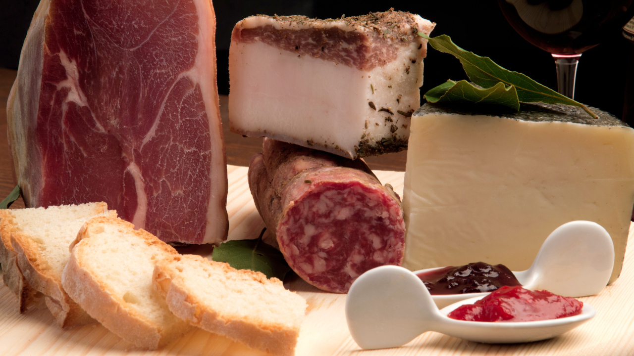 Ветчина, сало, колбаса,сыр и хлеб на столе