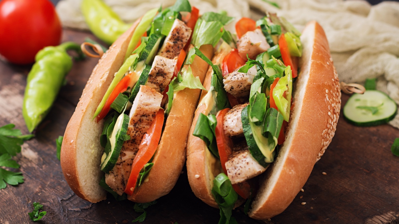 Хотдог с курицей и овощами