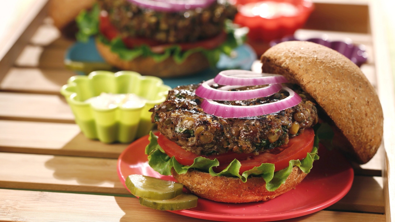 Сочный гамбургер на столе с соусом 