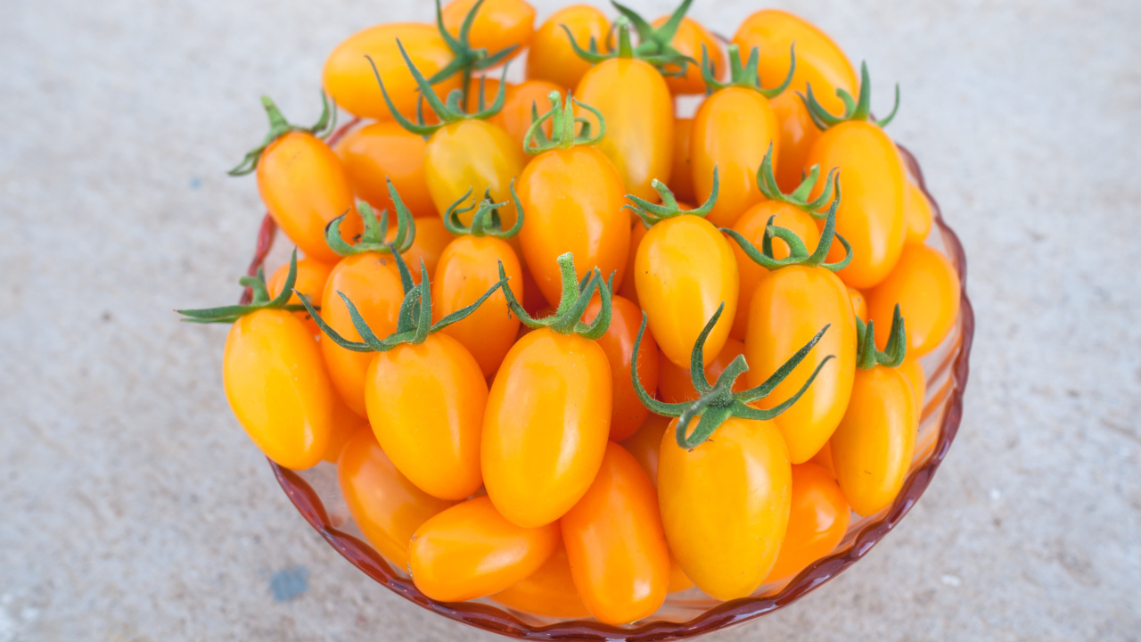 Оранжевые помидоры на тарелке крупным планом