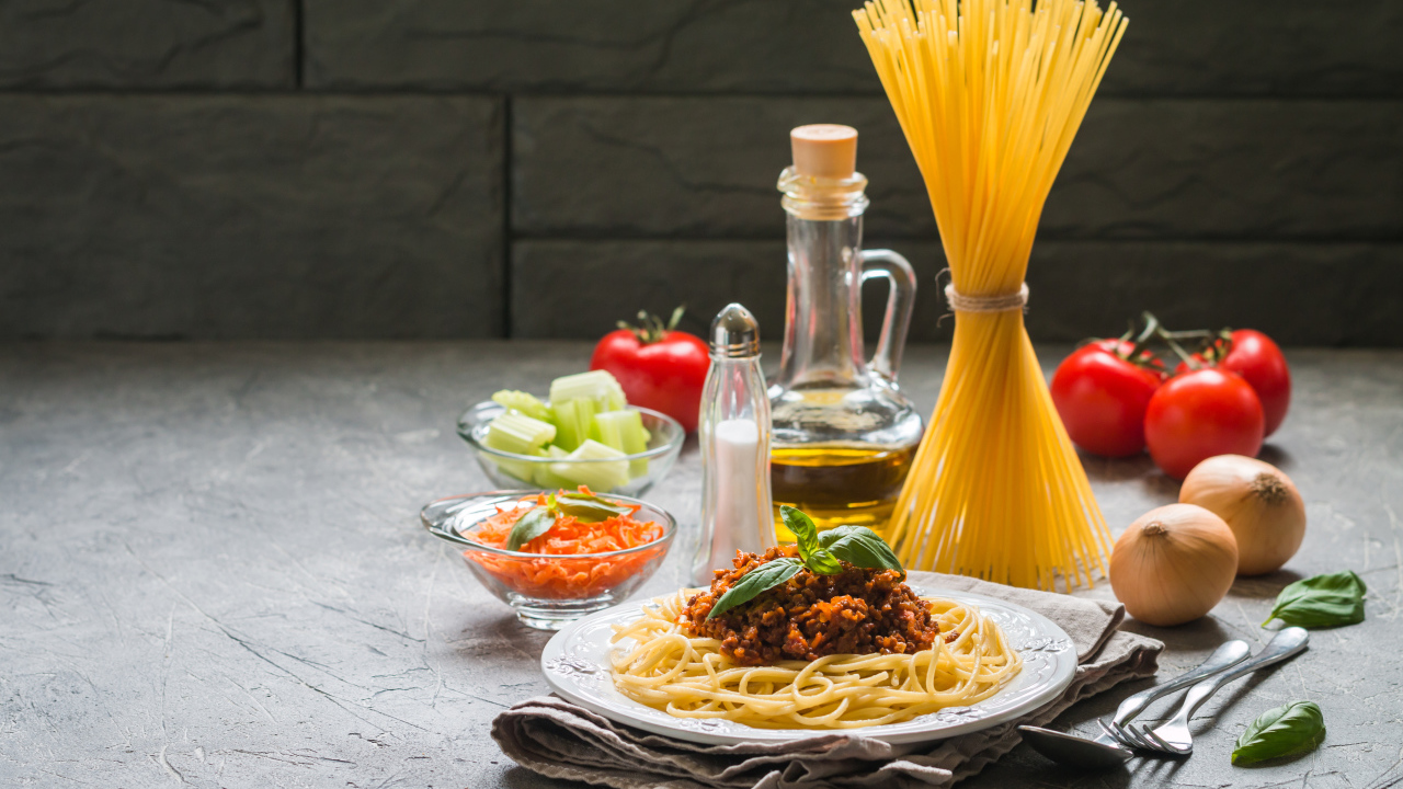 Паста с гарниром на столе с овощами и маслом