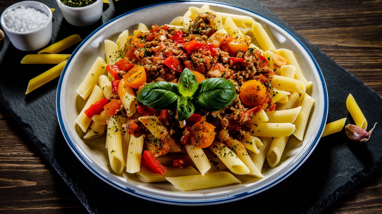 Макароны с фаршем и помидорами на столе