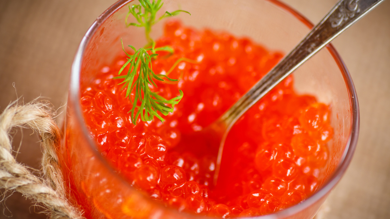 Красная икра в баночке с вилкой 