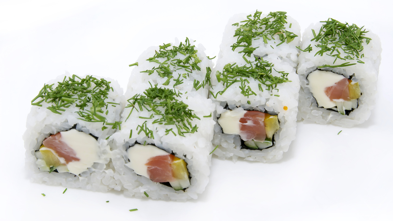 Роллы с рисом и зеленью на белом фоне