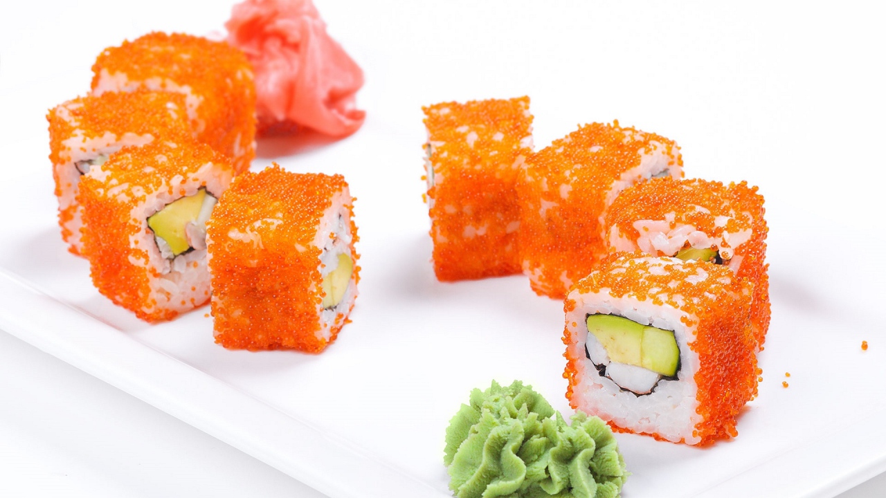 Роллы с васаби и имбирем на белом фоне