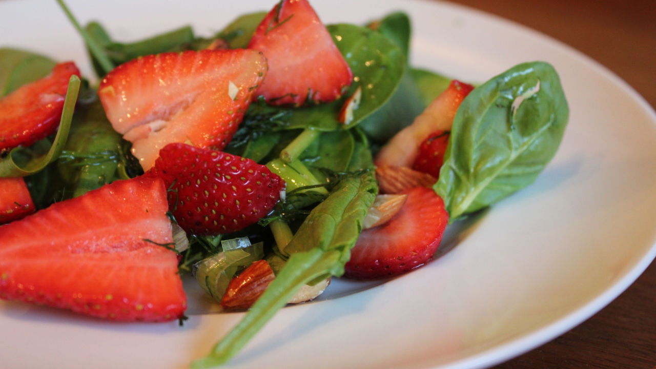 Салат из листьев рукколы и клубники