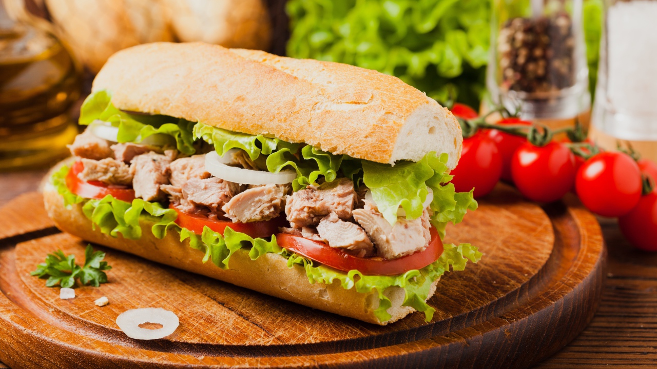 Бутерброд с мясом, помидорами и листьями салата 