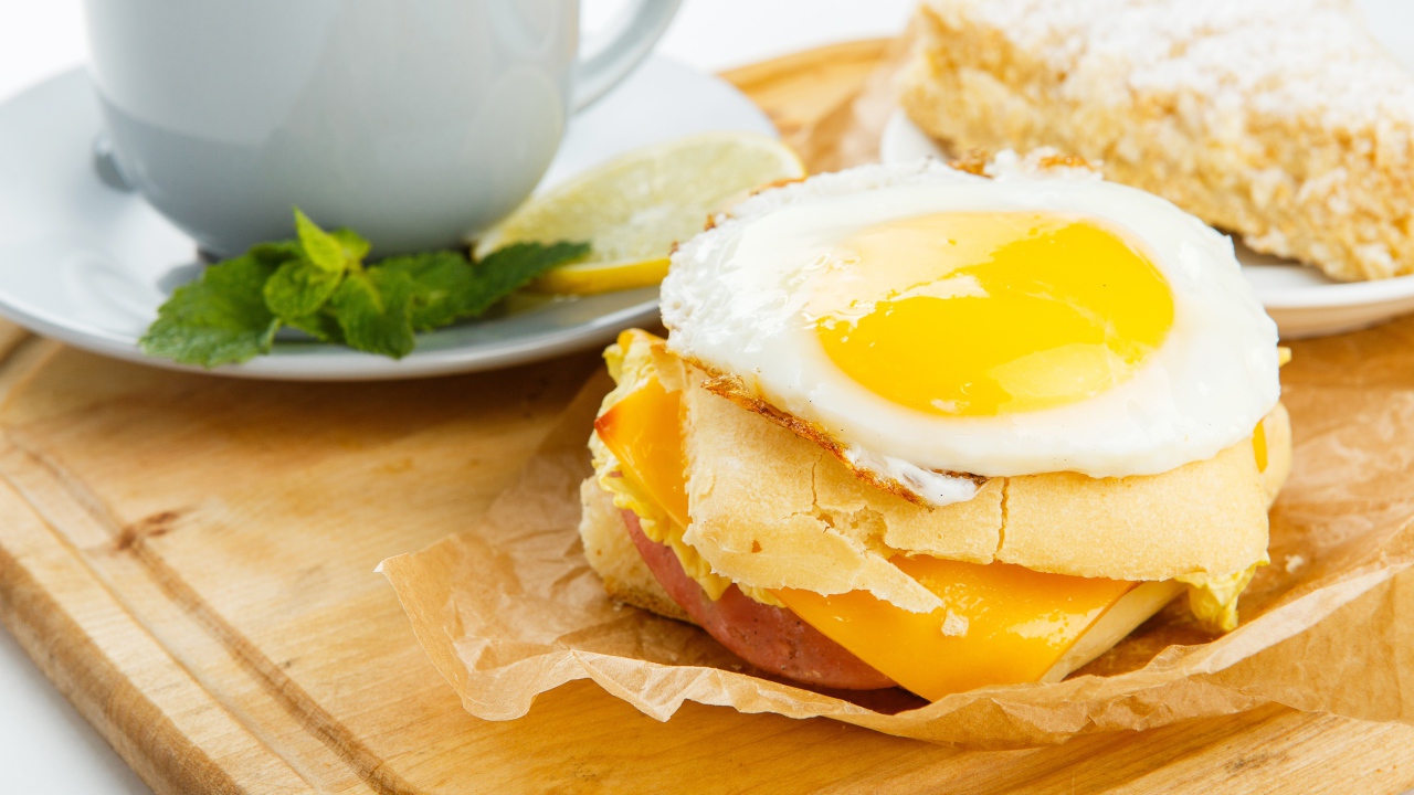 Сендвич с яичницей на завтрак 
