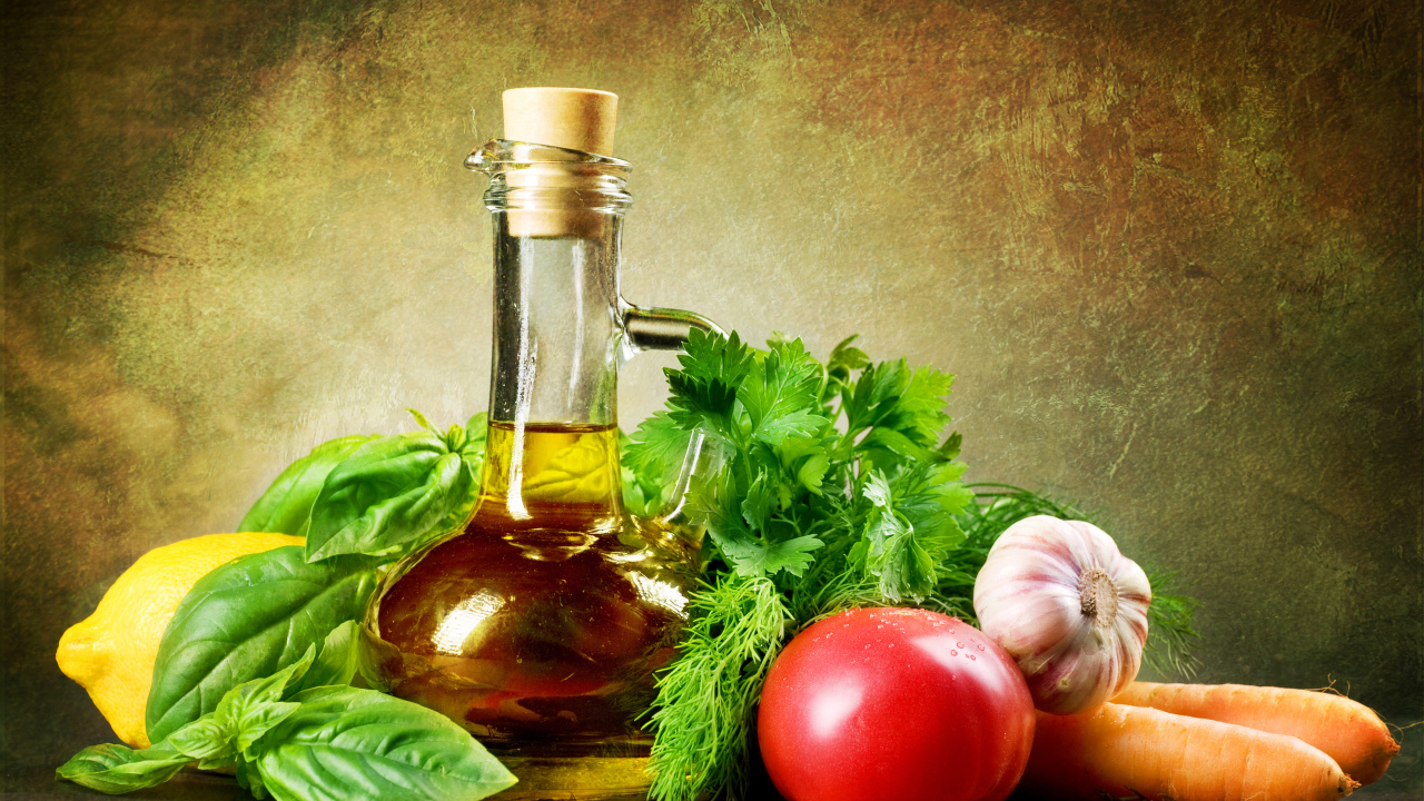 Овощи на столе с  кувшином растительного масла