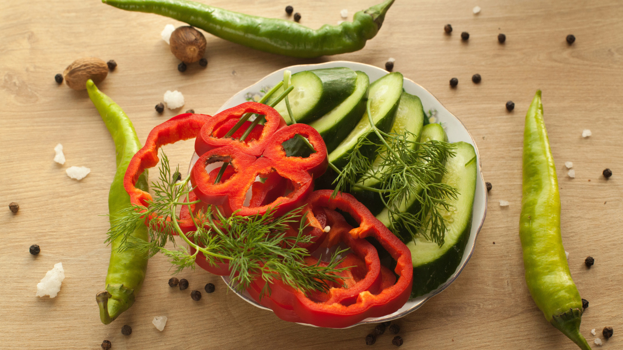 Вегетарианская еда на столе со специями 