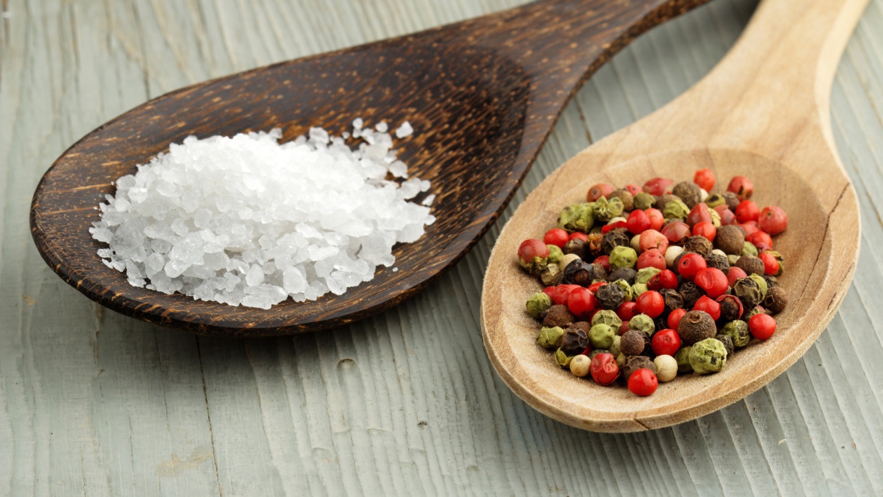 Деревянные ложки с солью и с перцем