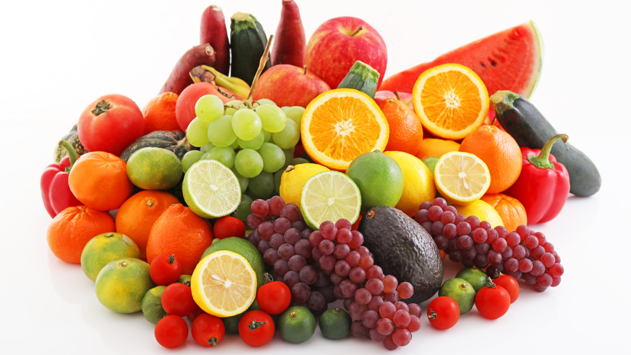 Аппетитные спелые фрукты и овощи на белом фоне