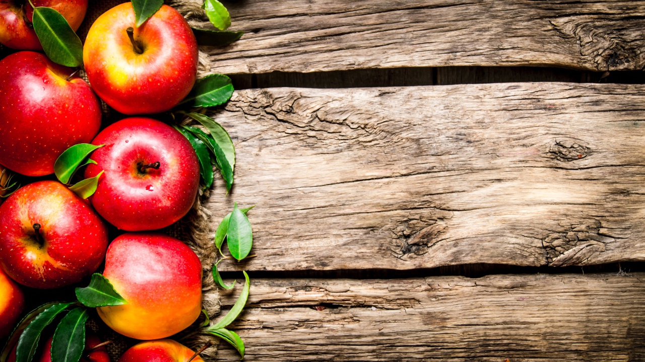 Яблоки на деревянном фоне, шаблон