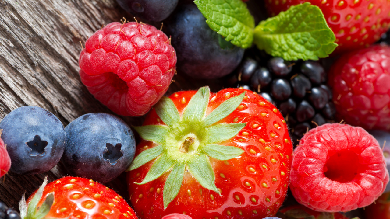 Ягоды малины, клубники, ежевики и черники крупным планом