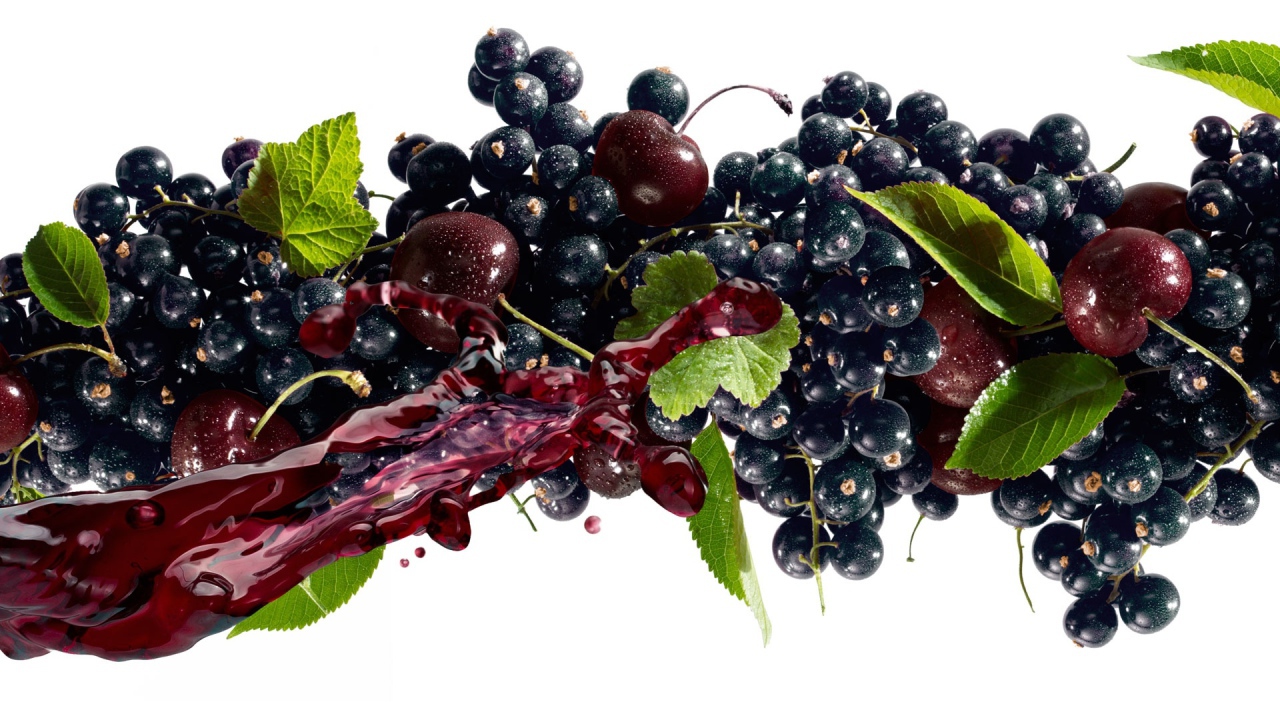 Черная смородина с черешней и соком на белом фоне 