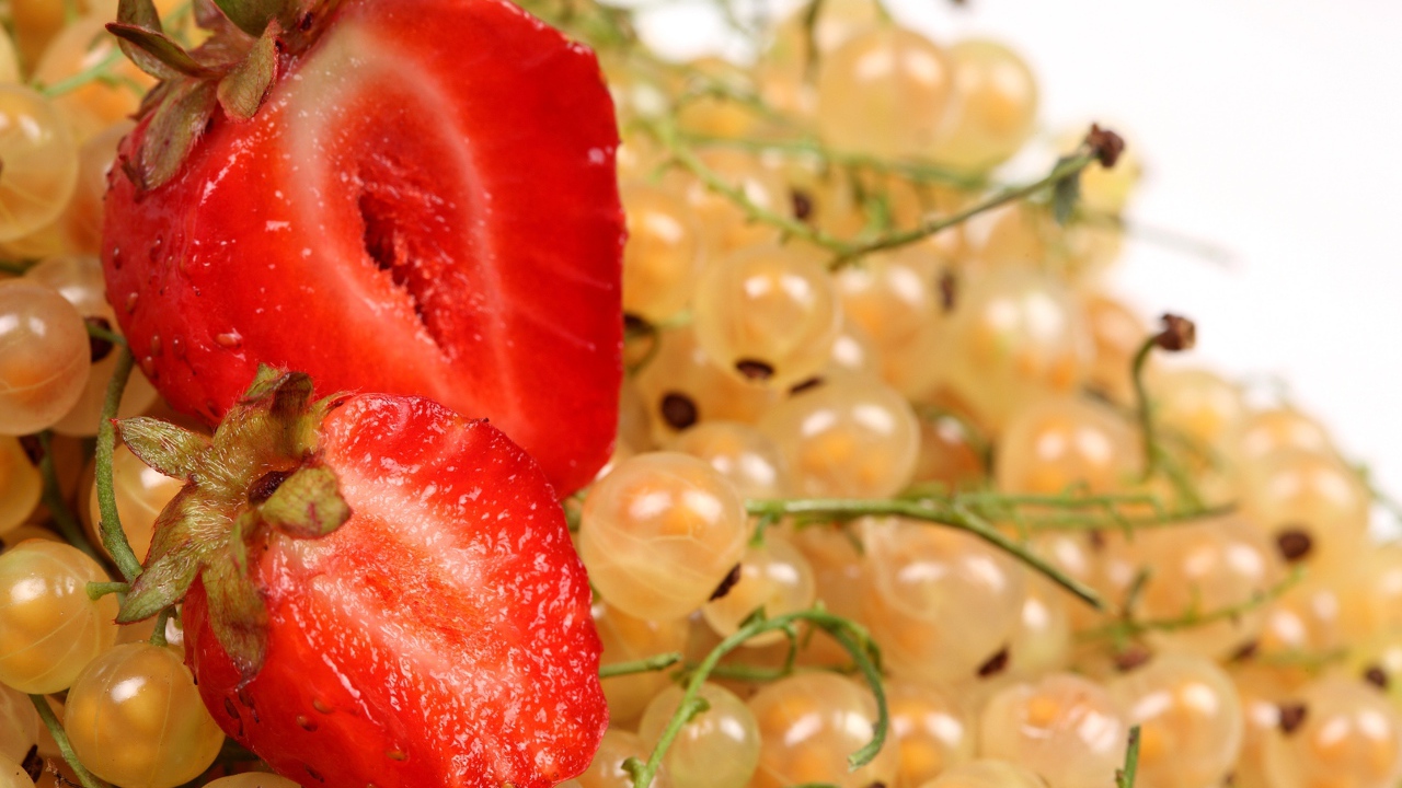 Свежая красная клубника с ягодами белой смородины