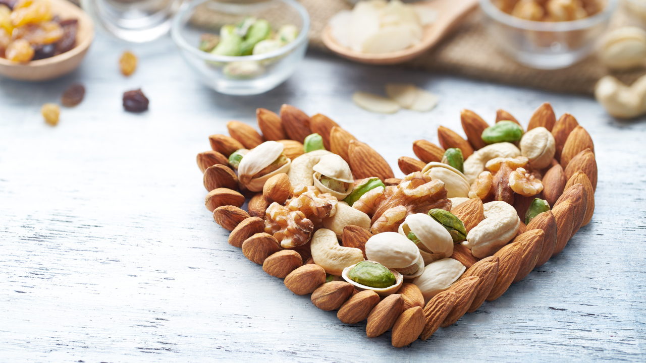 Сердце из орехов на деревянном столе