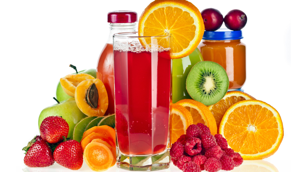 Сок со свежими фруктами и ягодами на белом фоне