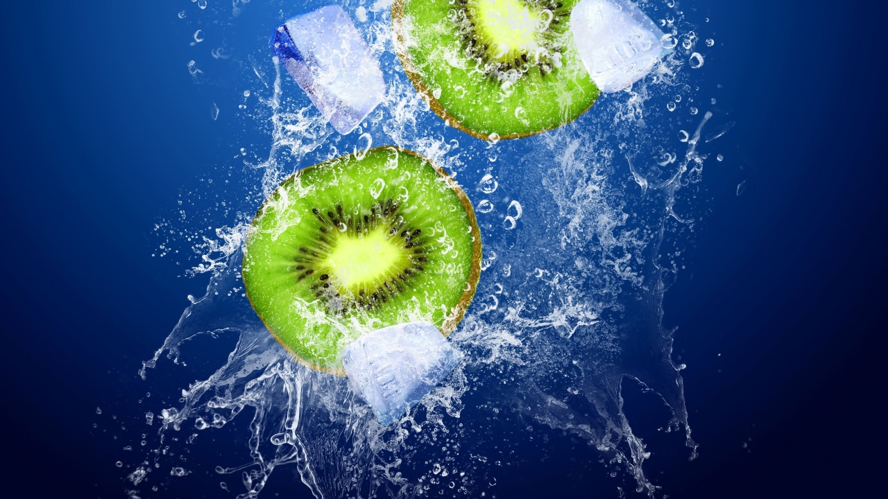 Киви в брызгах воды со льдом на синем фоне
