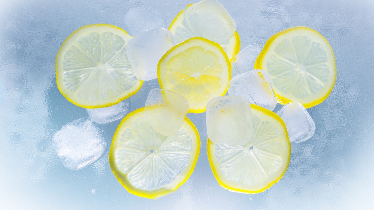 Кусочки лимона со льдом крупным планом
