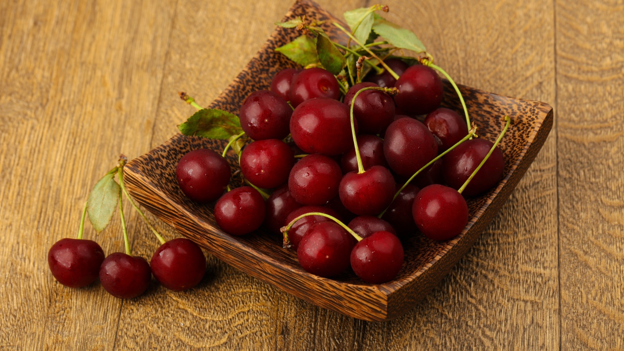 Спелые красные вишни на столе 