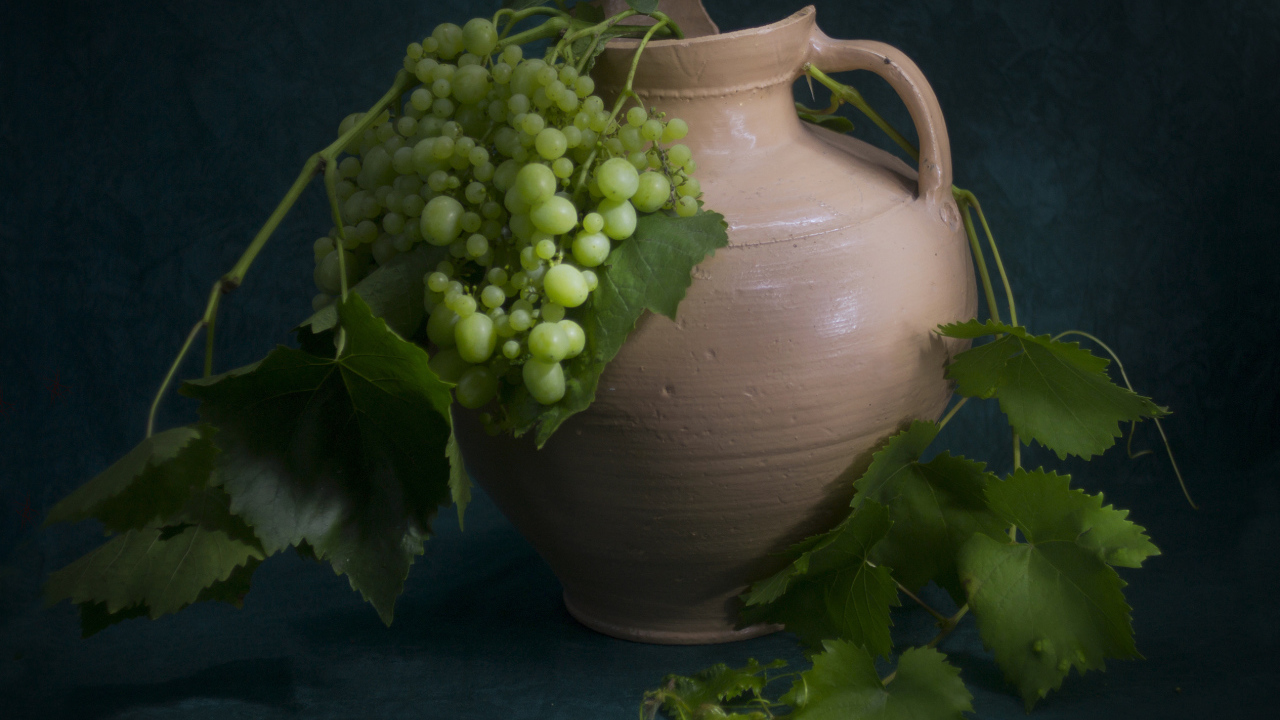 Белый виноград в большом  кувшине 