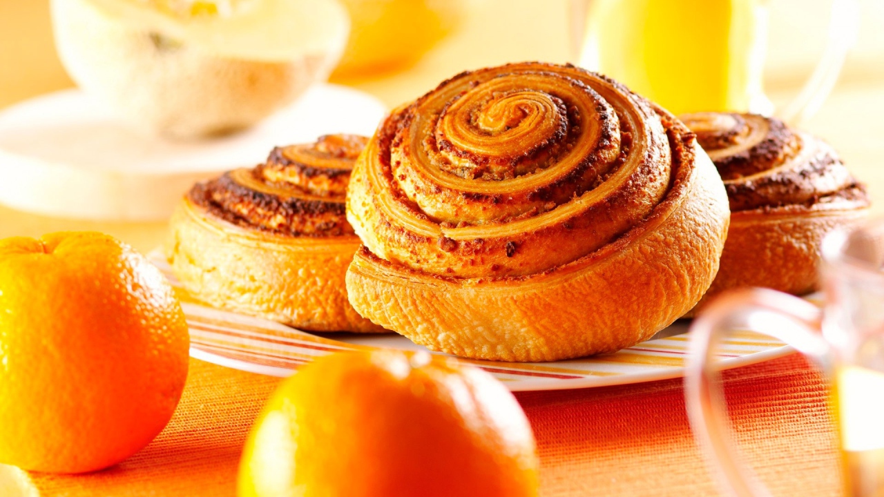 Аппетитные свежие булочки с апельсинами