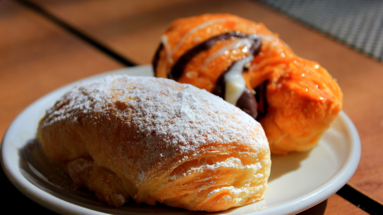 Свежие аппетитные булочки на белой тарелке