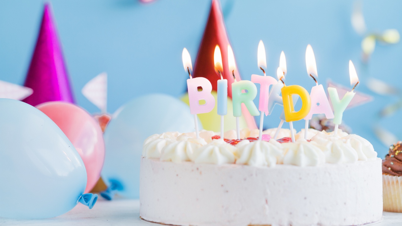 Красивый торт со свечами и шариками на день рождения