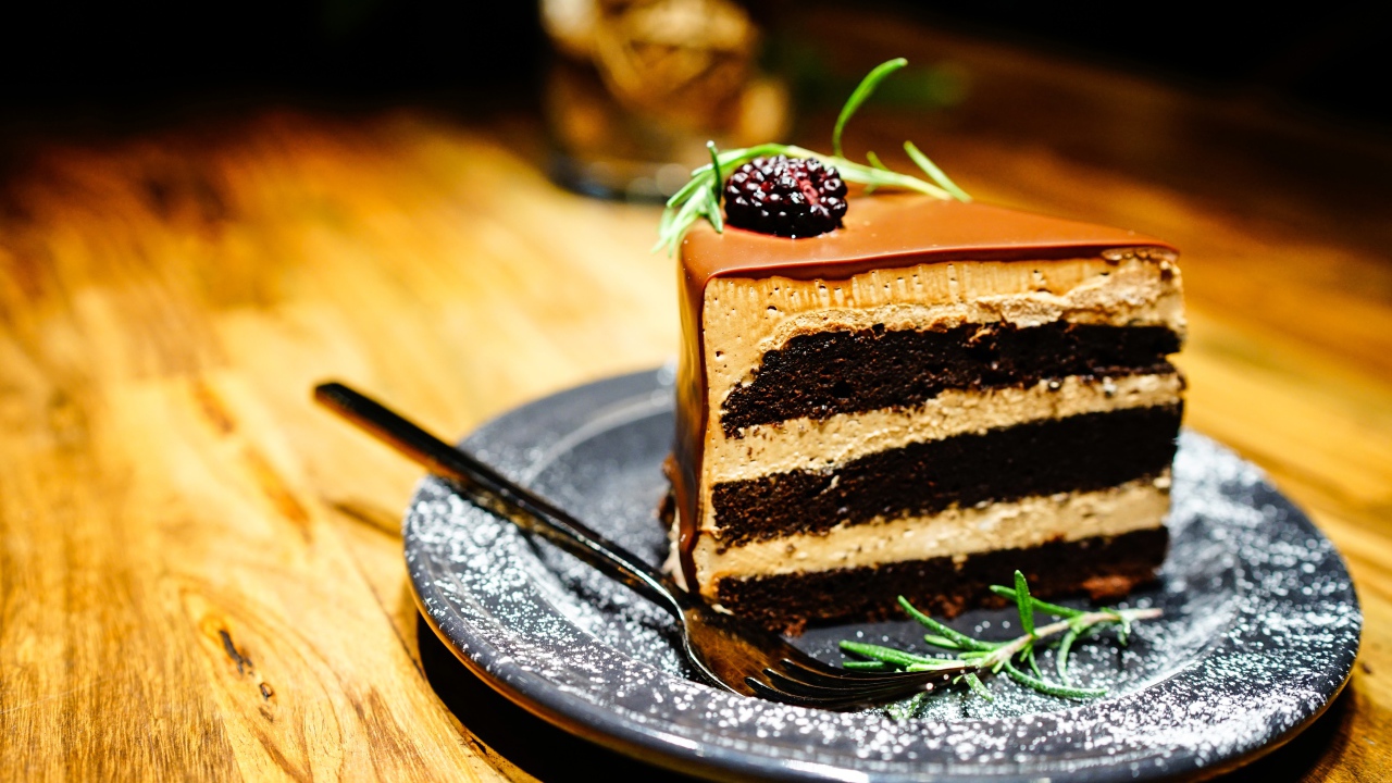 Кусок торта с черникой на тарелке 