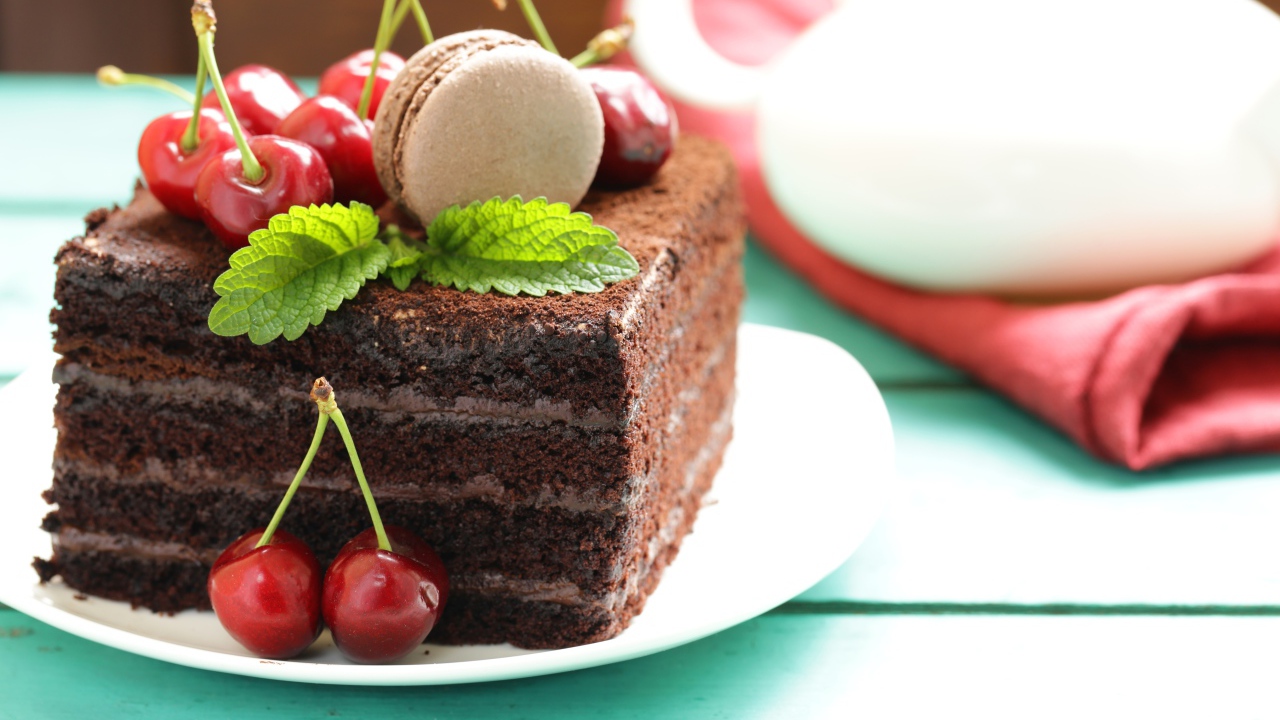Кусок шоколадного торта с ягодами черешни 