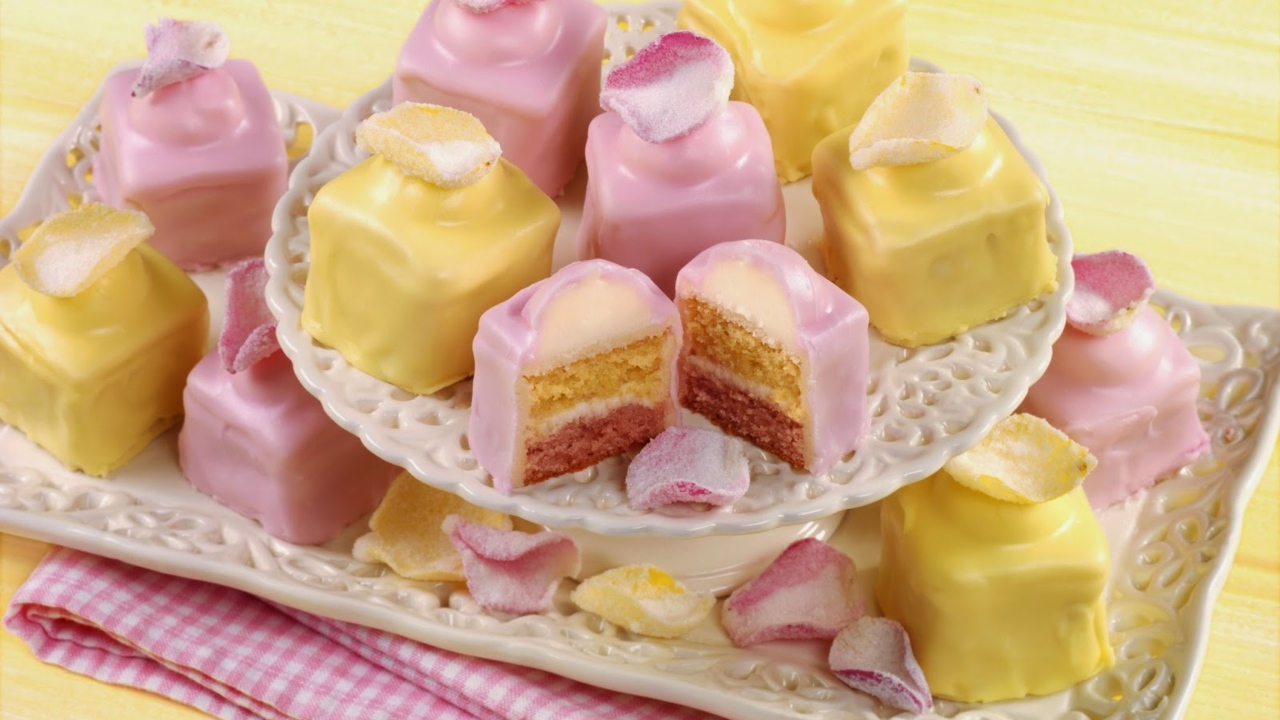 Аппетитное печенье в глазури на столе 