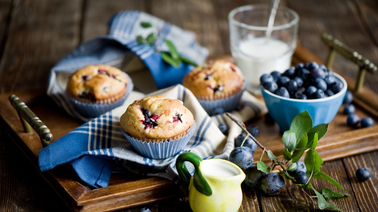 Аппетитные кексы на столе с ягодами терна