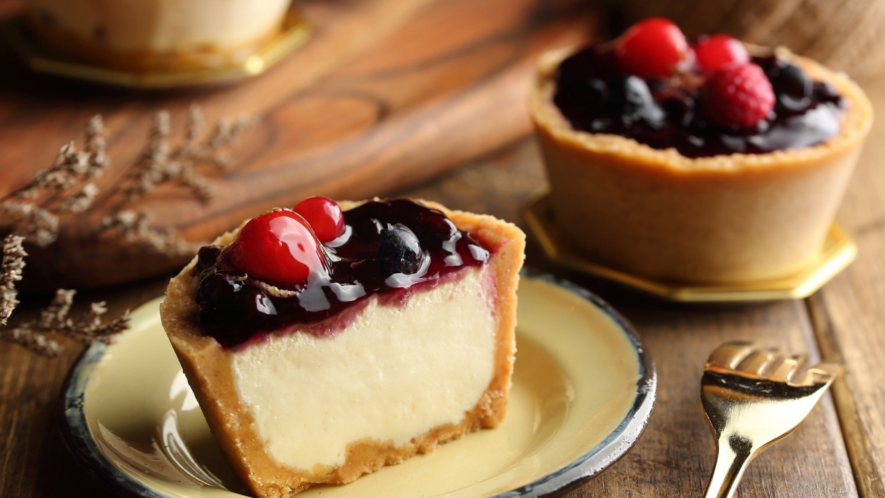 Аппетитный десерт с джемом с ягодами 