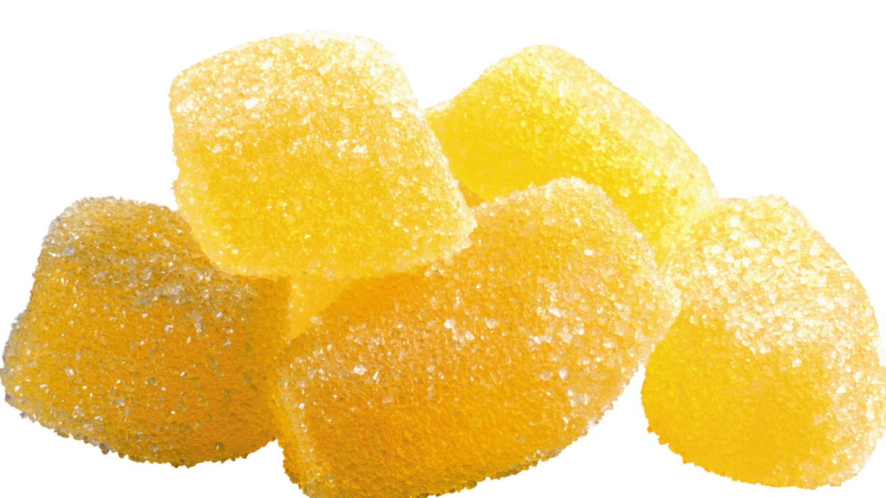 Аппетитный  мармелад в сахаре на белом фоне