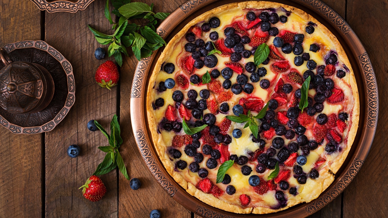 Аппетитный пирог с ягодами на деревянном столе