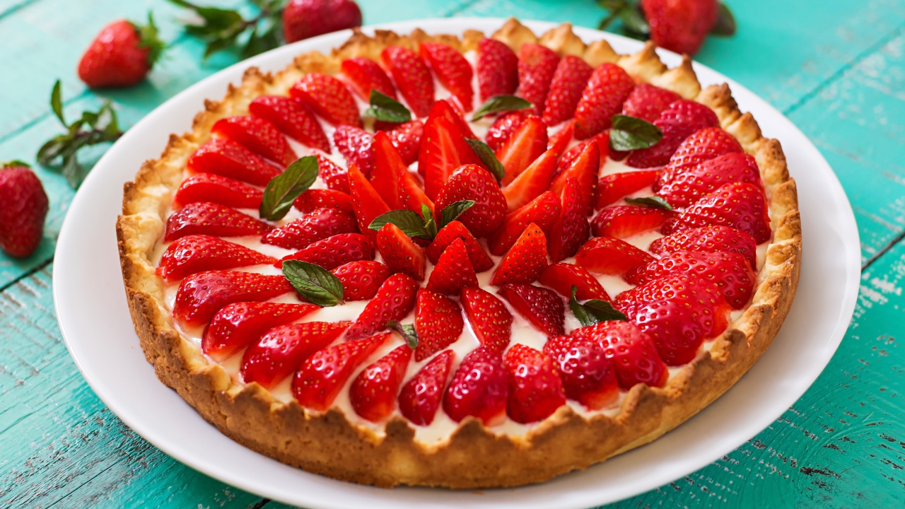 Аппетитный пирог с ягодами клубники  на белом блюде