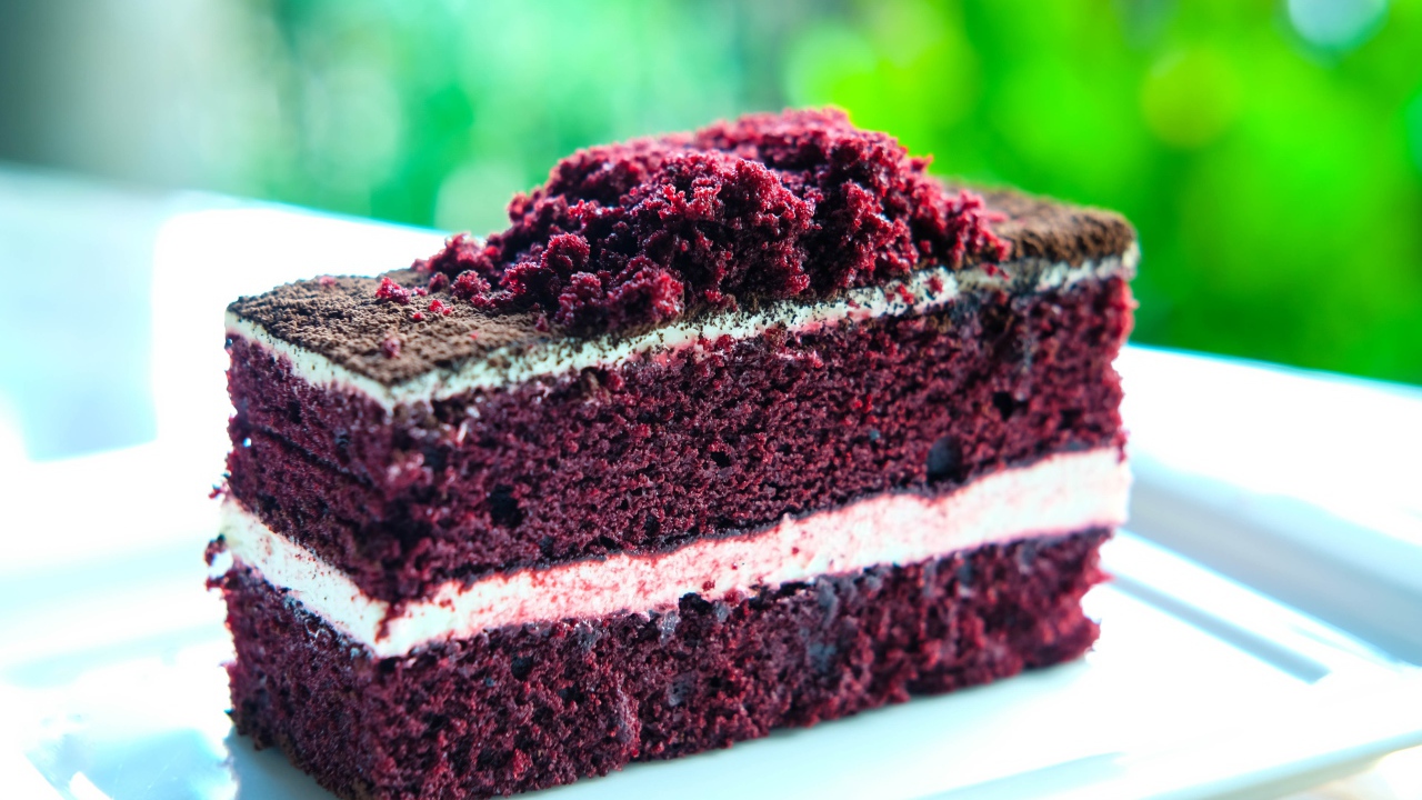 Аппетитный кусок торта с кремом