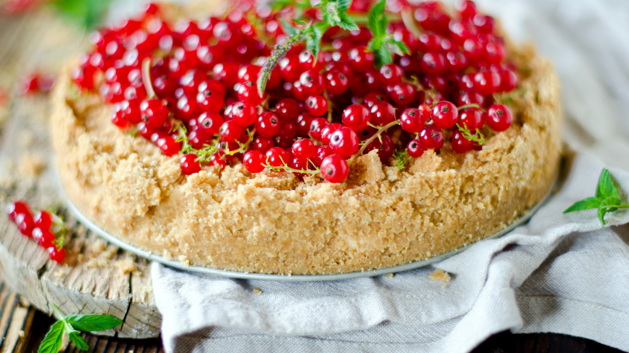 Аппетитный песочный пирог с красной смородиной