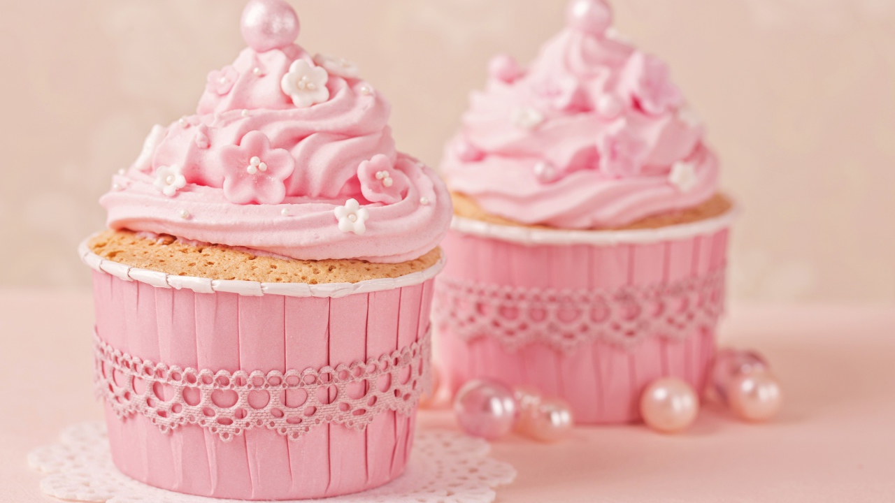 Аппетитные сладкие кексы с розовым кремом 