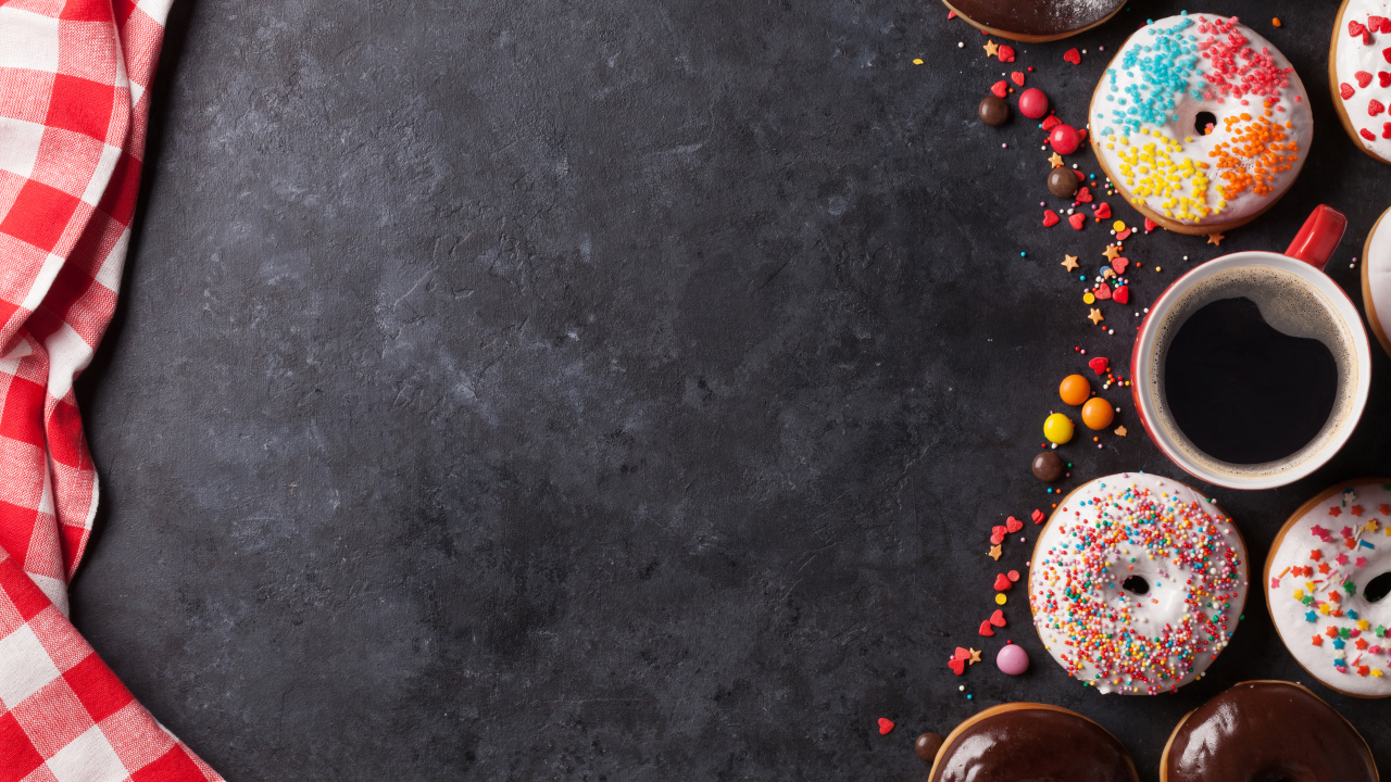 Аппетитные сладкие пончики с кофе на сером фоне