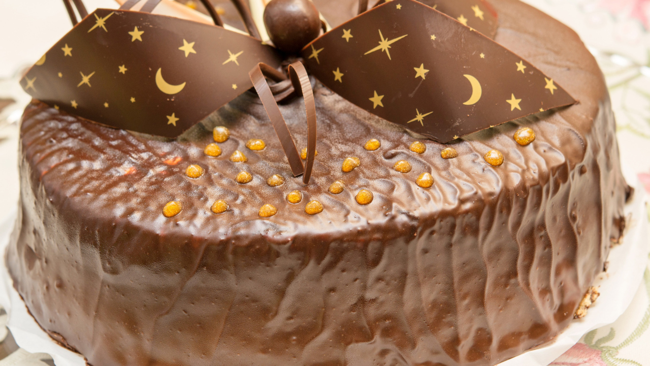 Красивый праздничный торт с шоколадом