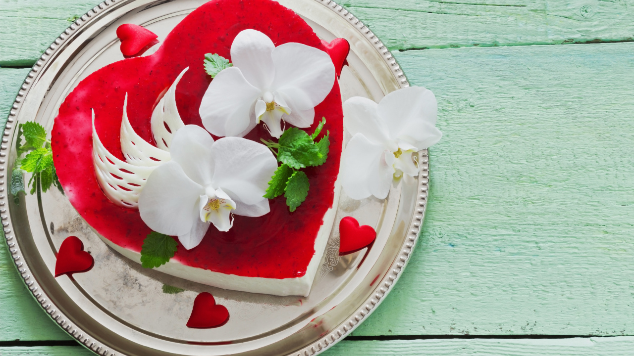 Красивый торт в форме сердца с белыми орхидеями