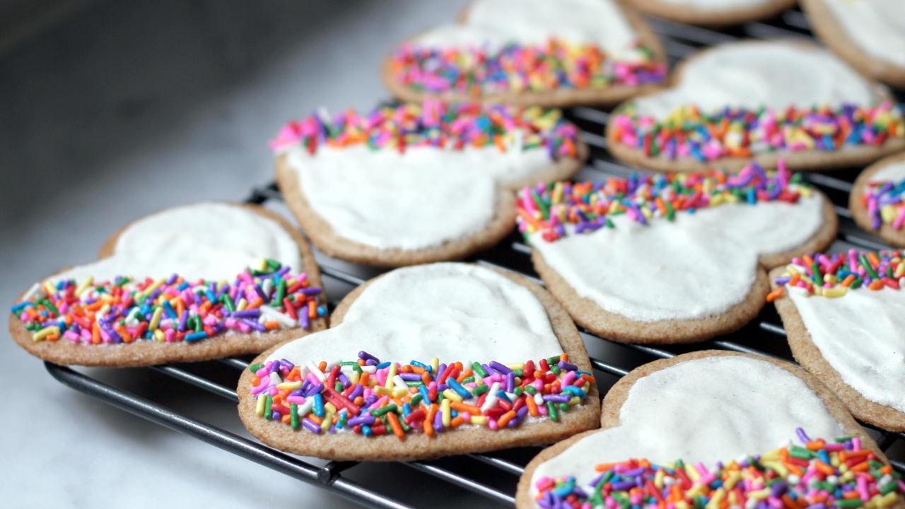 Красивое печенье в форме сердца с сахарной глазурью