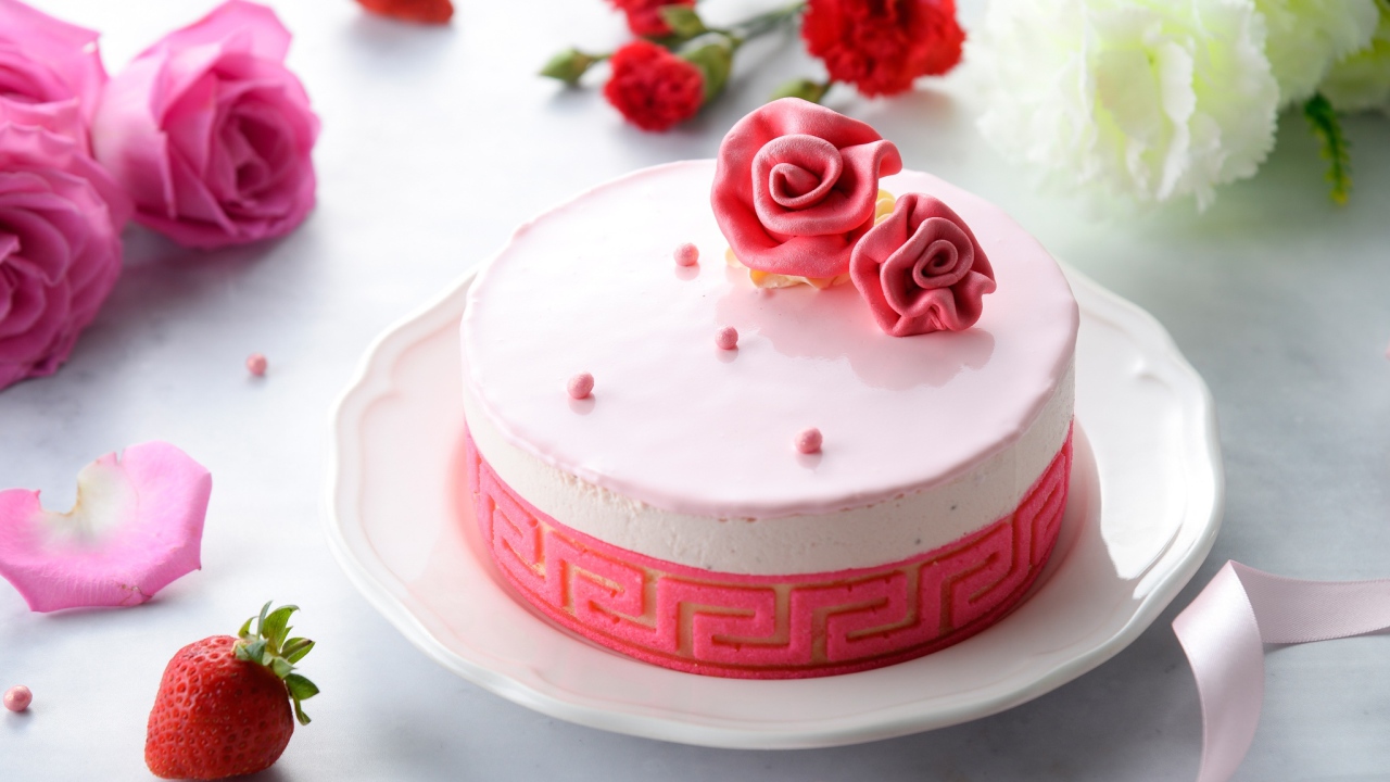 Торт суфле на столе с цветами 