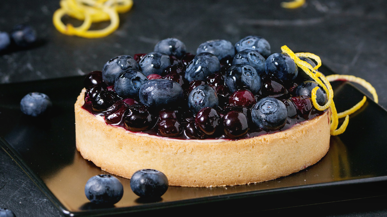 Пирог с ягодами черники и вареньем