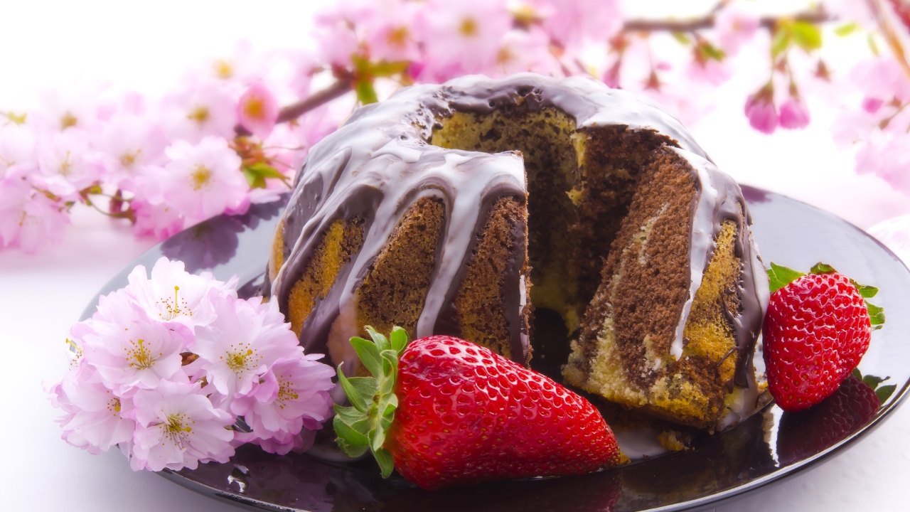 Пирог с шоколадом и клубникой на блюде с розовыми цветами