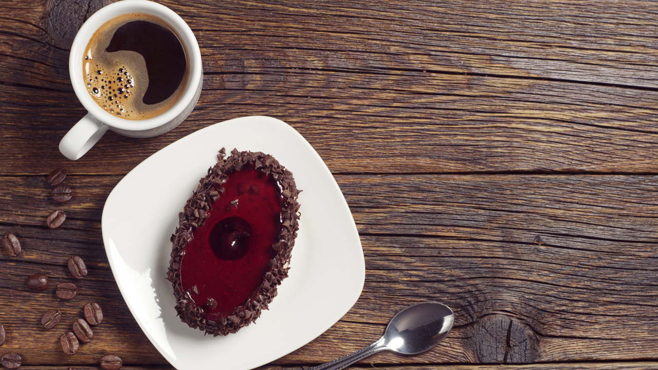 Пирожное с шоколадом на деревянном столе с чашкой кофе